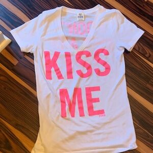 White T-Shirt with Pink 'Kiss Me' Print PINK S